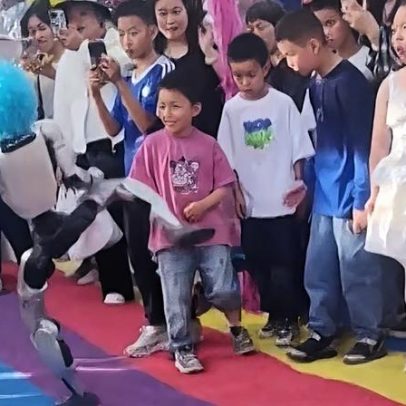 Robô humanoide chuta criança durante apresentação de artes marciais, vídeo