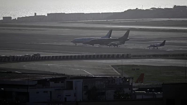 Aeronave estava no aeroporto Simón Bolívar, o principal do país, que ficou danificado e está fechado