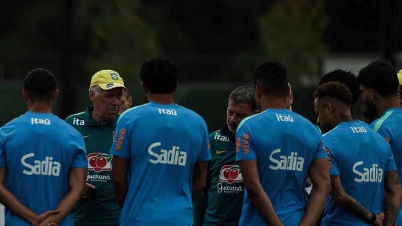 Neymar chega para treino da seleção brasileira na Copa e ri durante resenha com Ancelotti