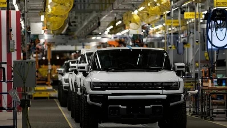 Veículos elétricos GMC Hummer na linha de produção da General Motors em Detroit.