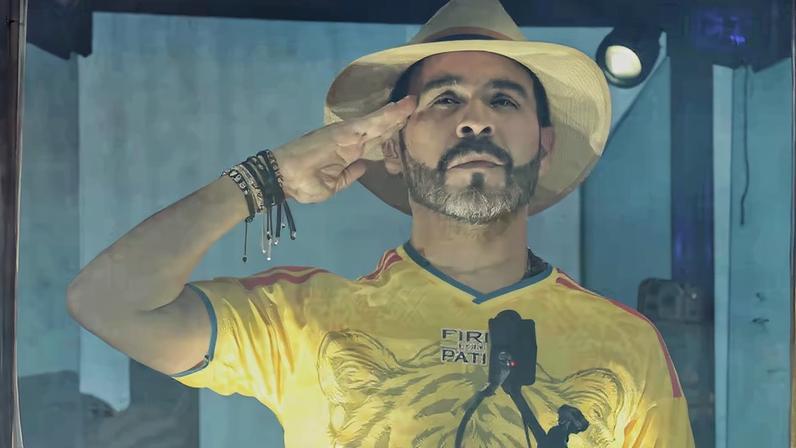 Abelardo de la Espriella falava com seus eleitores protegido por uma cabine à prova de balas