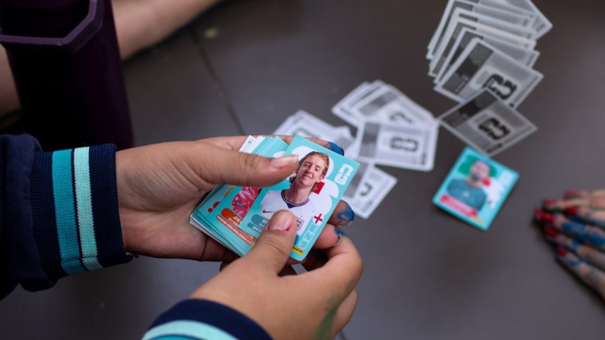 Iniciativas buscam destinação correta de resíduos de figurinhas e doação para jovens que não têm condições de participar da coleção.