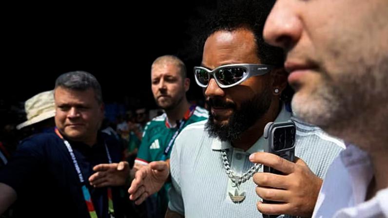 Ex-lateral acompanhava a estreia do Mundial no México quando ficou próximo de protestos e confrontos entre manifestantes e policiais