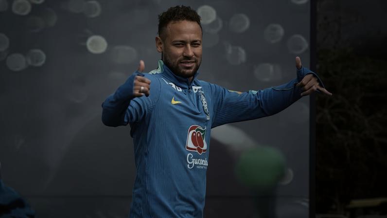 Neymar treina com bola, mas está fora da estreia do Brasil