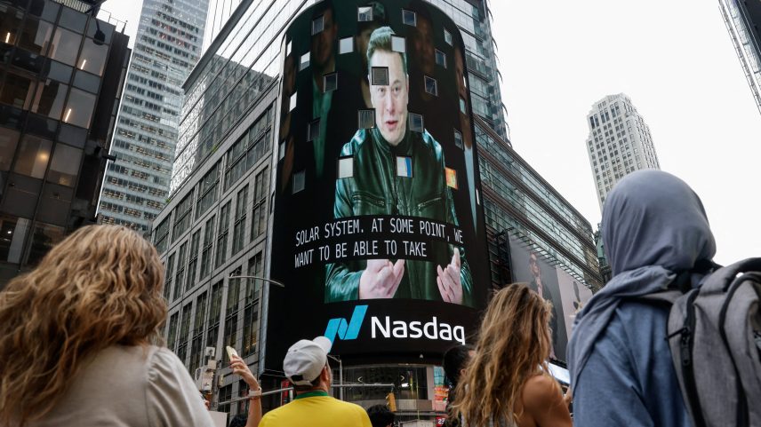 Telão mostra Elon Musk, da SpaceX, no dia do IPO da empresa na bolsa de Nova York