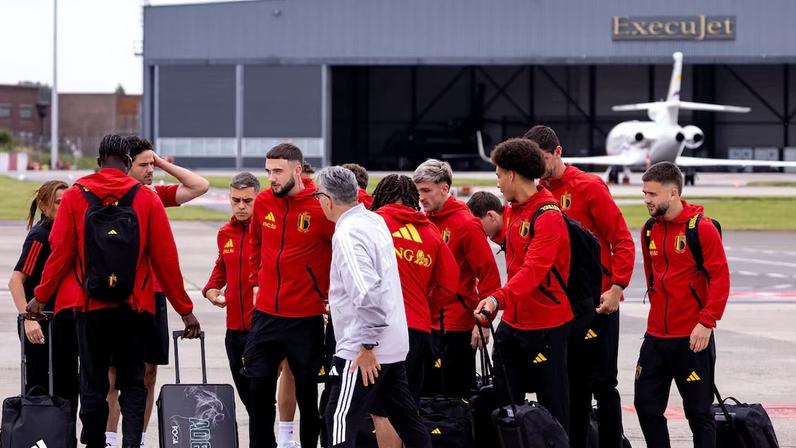 Na foto, jogadores e membros da comissão técnica da seleção belga de futebol antes do embarque rumo à Copa do Mundo de 2026 no aeroporto internacional de Bruxelas, em Zaventem, Bélgica, na segunda-feira, 8.