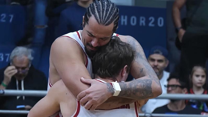 Jogadores do Franca Basquete se abraçam em comemoração