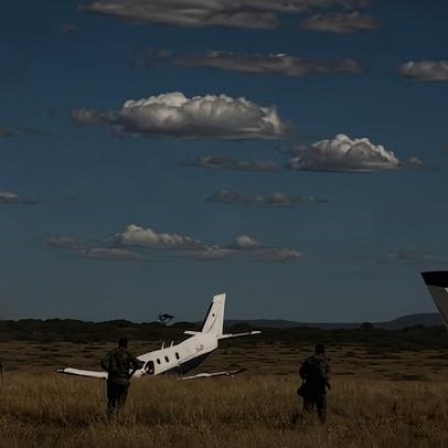 Avião com turistas desvia da pista durante tentativa de decolagem