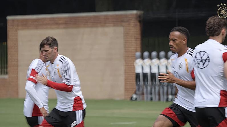 Os jogadores reservas da Alemanha, como Nick Woltemade, Leon Goretzka, Assan Ouedraogo e Nadiem Amiri, seguem a preparação no centro de treinamento antes do confronto contra o Paraguai pela fase de 16 avos de final da Copa do Mundo.