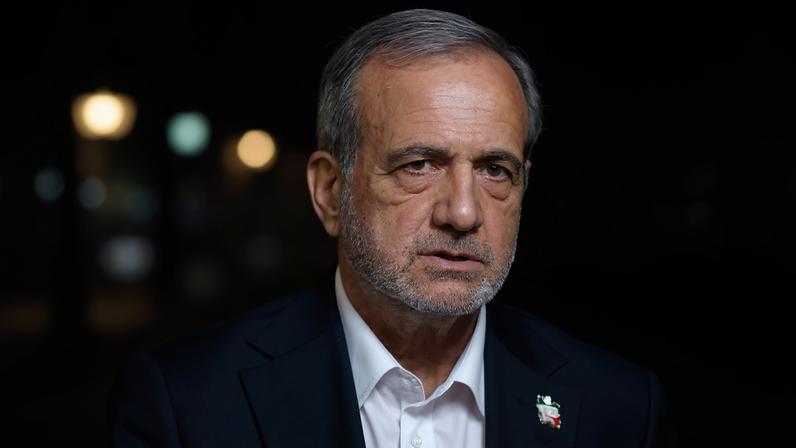 Pezeshkian, inicialmente visto como um substituto temporário, sobreviveu a crises políticas e pressões