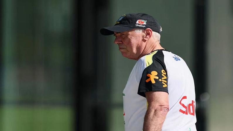 Carlo Ancelotti tem uma semana para decidir entre projeto e fatos