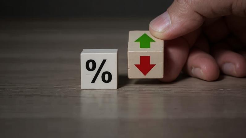 Mercado passou a precificar nova alta da Selic, com piora no exterior e volta do ruído fiscal.