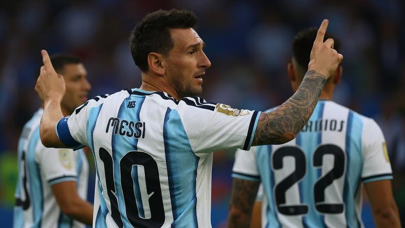 Messi não segurou as lágrimas diante da torcida na estreia da Argentina na Copa do Mundo