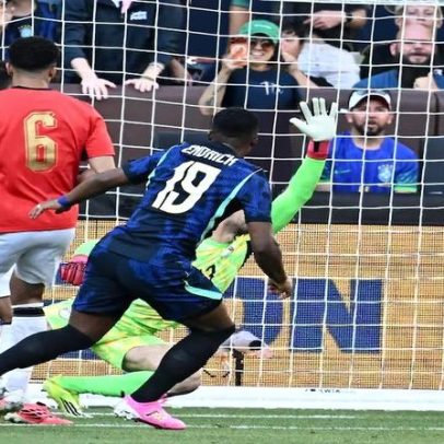 Brasil vence o Egito antes da Copa, mas preocupa a lateral