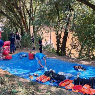 Mulher morre após carro cair no Rio Paraopeba em São Joaquim de Bicas (MG)