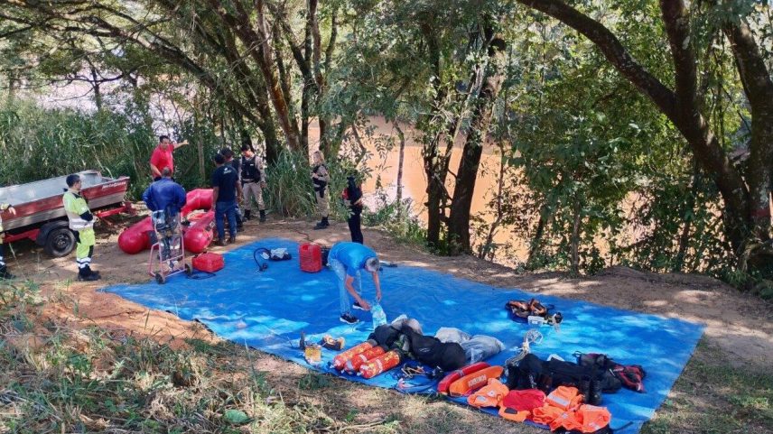 O veículo permanece submerso no local onde caiu