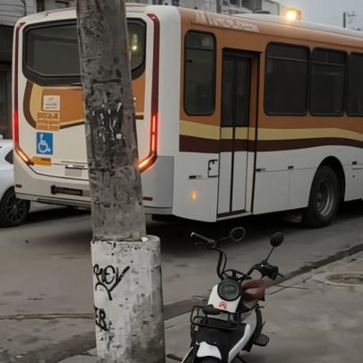 Menino de 9 anos morre após colisão entre bicicleta elétrica e ônibus no Rio