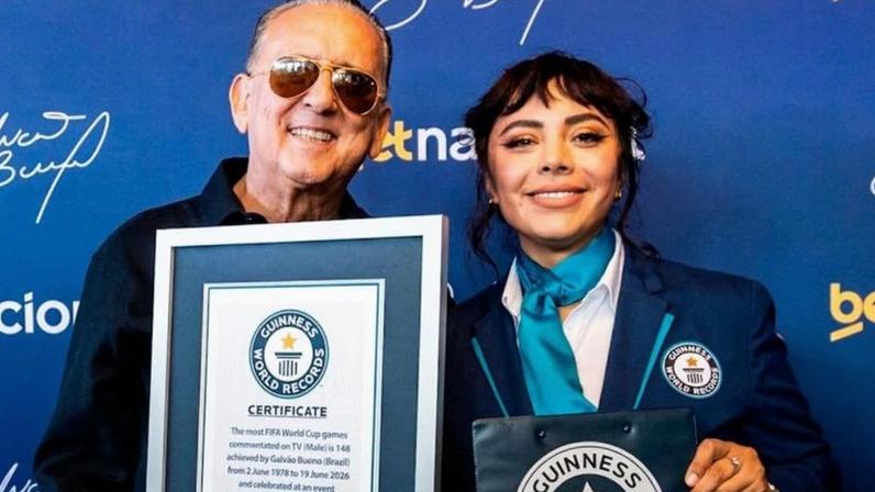 Galvão Bueno recebe placa do Guinness por recorde em Copas