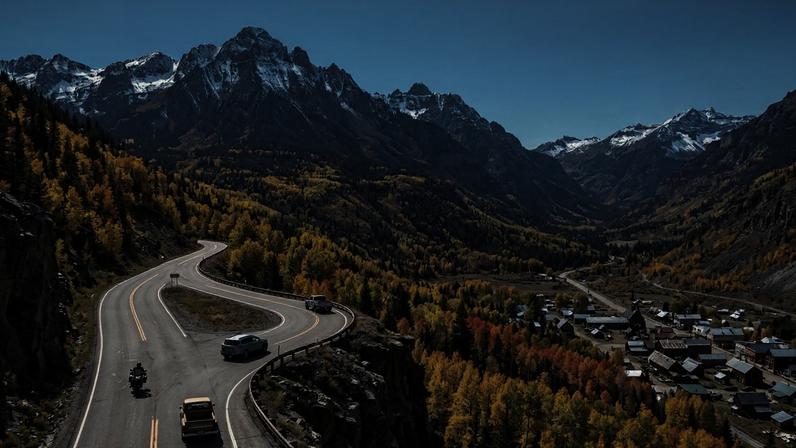 Circuito panorâmico de trezentos e setenta quilômetros nas montanhas rochosas que atinge altas altitudes – Créditos: depositphotos.com / tristanbnz