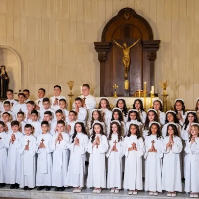 50 crianças celebram 1ª comunhão em meio a ataques de foguetes
