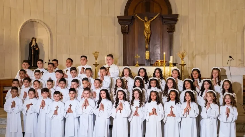 Crianças em Rmeish, Líbano, durante a celebração da sua Primeira Comunhão em 31 de maio de 2026 (Foto: Rizkallah Alam/CNA)
