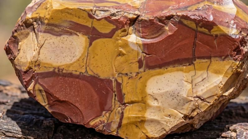 Imagem ilustrativa Gema sedimentar com blocos multicoloridos de vermelho e amarelo encontrada na Austrália