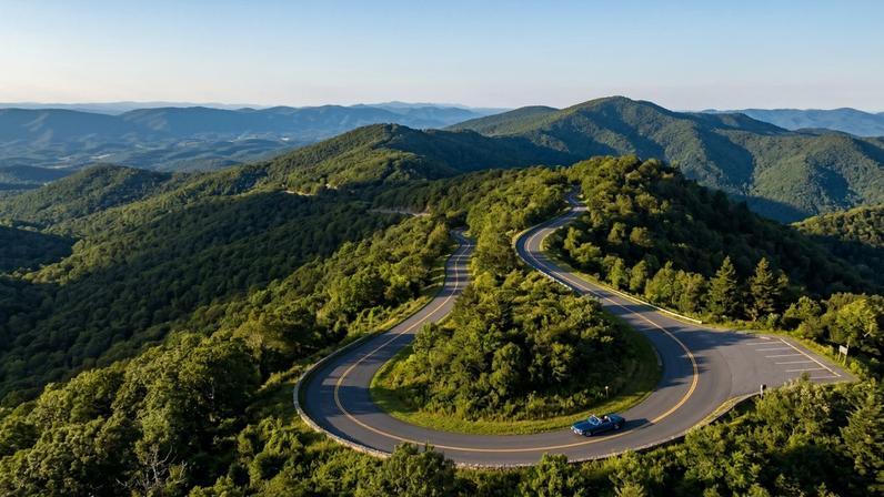 (Imagem ilustrativa)Estrada sinuosa que atravessa a crista das montanhas florestadas no estado da Virgínia