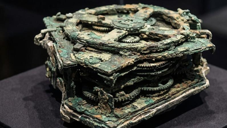 Artefato arqueológico de bronze com engrenagens complexas utilizado para prever movimentos celestes