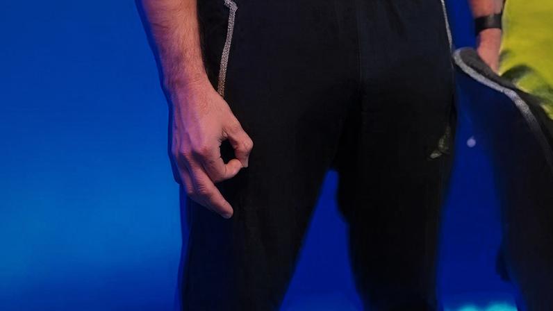 O gesto "ok" de forma invertida indicaria as letras "WP" de White Power (poder branco, inglês). Por esse motivo, passou a ser monitorado por organizações de direitos humanos. Na imagem, o detalhe do gesto que foi ao ar na transmissão