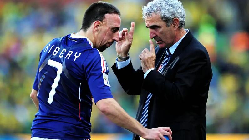Domenech com Ribéry, em 2010: nada de "allons enfants", na pior crise do futebol francês