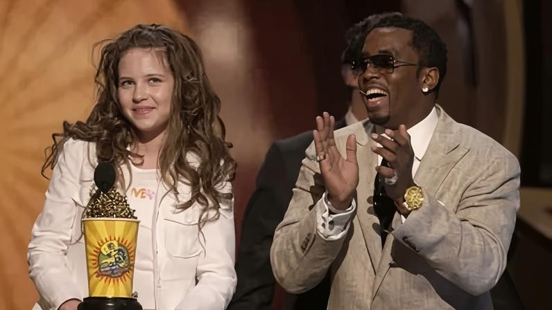 Daveigh Chase com P. Diddy no MTV Movie Awards de 2003
