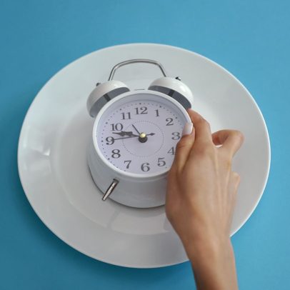 Pular refeições e jantar tarde pode elevar o risco de diabetes