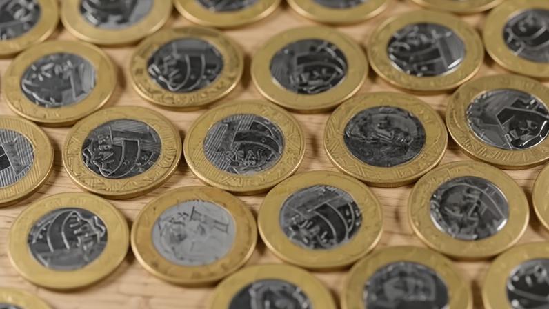 Moedas de um real / dinheiro