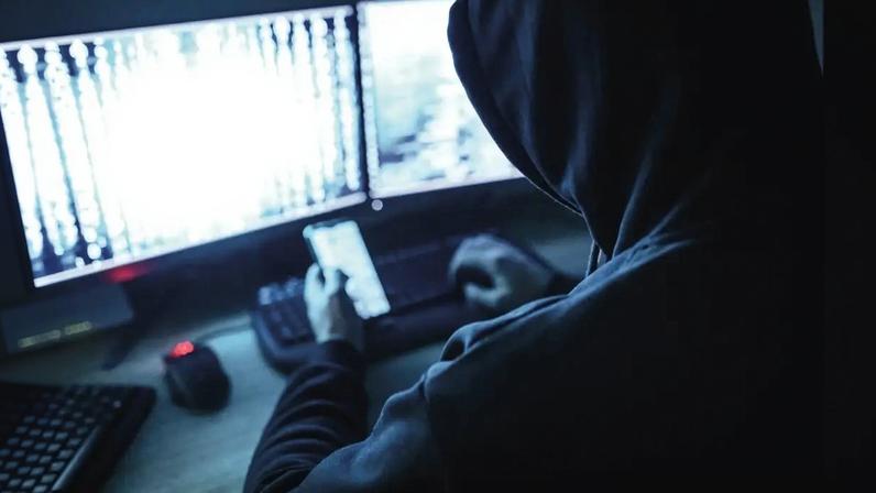 RISCO SELENCIOSO - Hacker busca brechas em código: falta de agência central dificulta ação contra ataques à rede pública