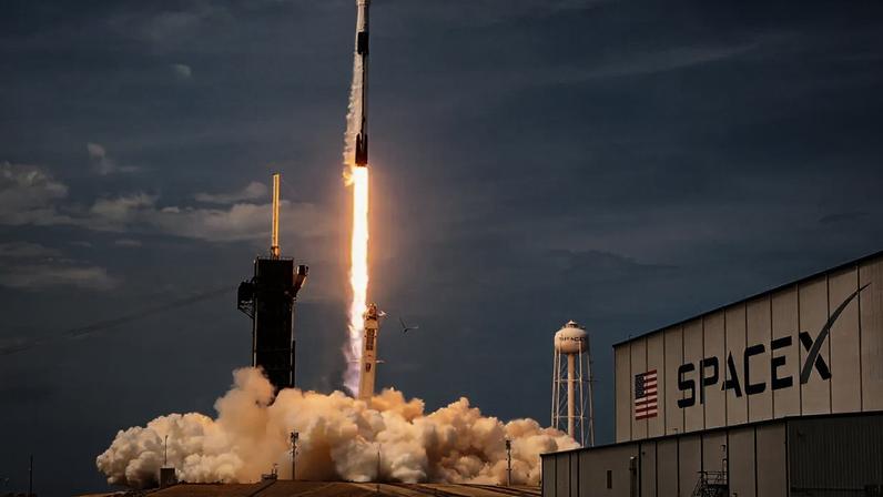 Lançamento do Falcon 9, foguete desenvolvido pela SpaceX (Joe Burbank/Getty Images)