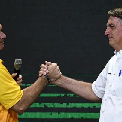 Flávio Bolsonaro visita Jair Bolsonaro após vídeo de Michelle