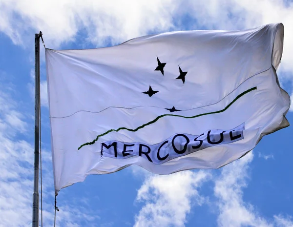 Imagem colorida mostra bandeira do Mercosul - Metrópoles