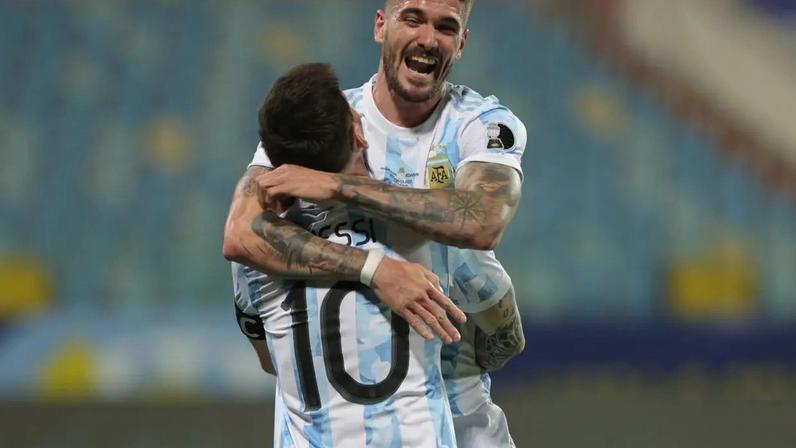 Rodrigo de Paul abraça Messi: campeão da beleza (Gustavo Pagano/Getty Images)