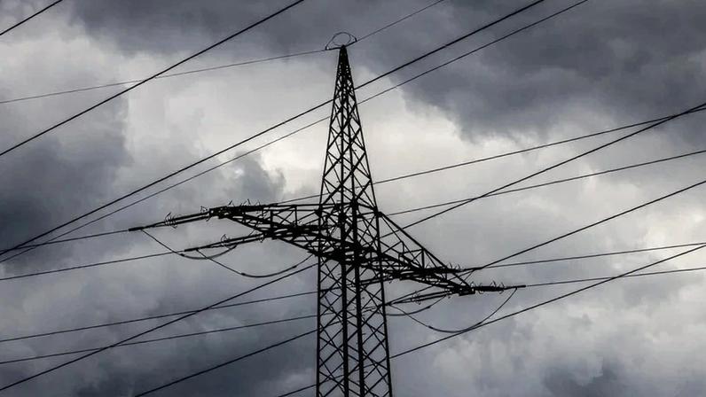 Sensores conectados e inteligência artificial ajudam operadores a identificar riscos antes que eles provoquem falhas na rede elétrica (Getty Images)