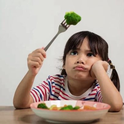 Crianças ficam mais enjoadas para comer durante voos, aponta estudo