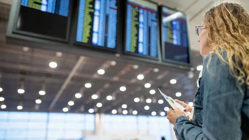Pessoa olhando voos no aeroporto