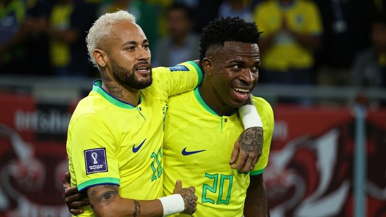 Vinicius Junior do Brasil comemora com Neymar depois de marcar o primeiro gol de seu time durante a partida das oitavas de final da Copa do Mundo da FIFA Qatar 2022 entre Brasil e Coreia do Sul no Estádio 974 em 05 de dezembro de 2022 em Doha, Qatar
