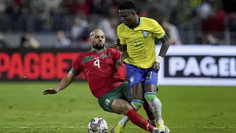 Amrabat e Vini Jr disputam bola no amistoso entre Brasil x Marrocos