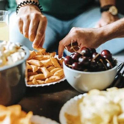 Ranking de alimentos com maior teor de sódio e alertas sobre rótulos