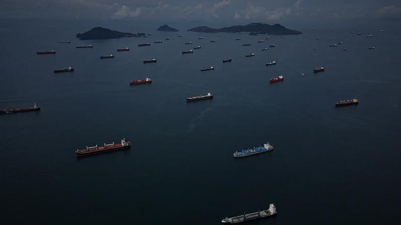 No Oceano Pacífico, navios esperam para cruzar o Canal do Panamá. As autoridades panamenhas anunciaram restrições ao transporte marítimo devido a seca que afeta as principais fontes de água do canal