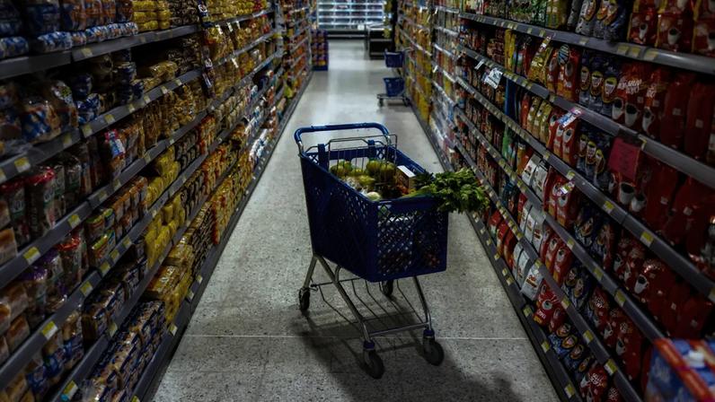 Gôndolas cheias: produtos dominam os supermercados, mas são associados a várias doenças
