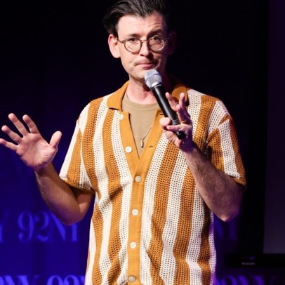 Comediante Moshe Kasher revela diagnóstico de câncer de amígdala