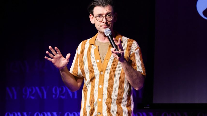 Comediante Moshe Kasher revela diagnóstico de câncer de amígdala