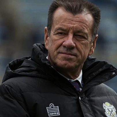 Dunga quebra protocolo e dança durante transmissão da Copa