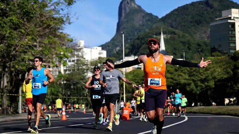 Corredores durante edição de 2024 da Maratona do Rio.